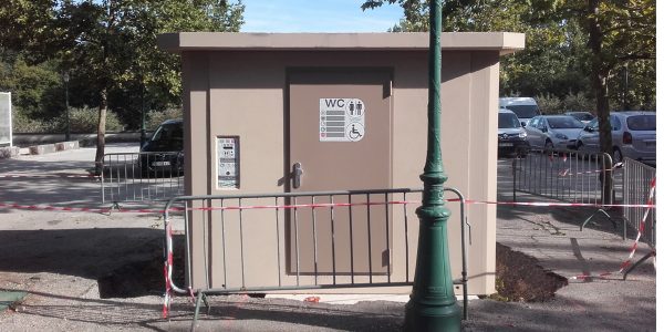 Toilettes publiques autonettoyantes_France_Allègre les Fumades