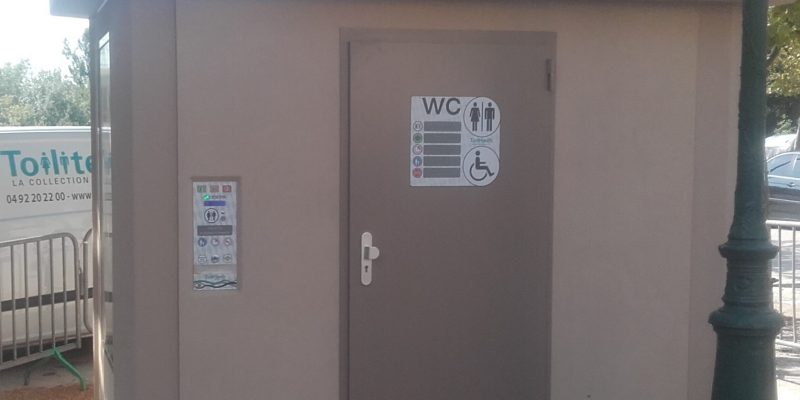 Toilettes publiques autonettoyantes_France_Allègre les Fumades
